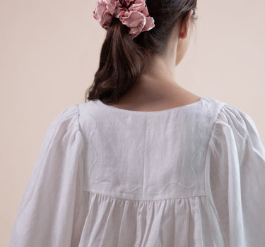 The Thalassa is a beautiful voluminous scrunchie hair tie, made from beautiful 100% silk satin.  Hand painted design by Fleur Kakasi.
